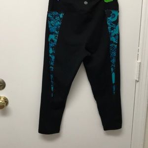 Black Gaiam workout capris